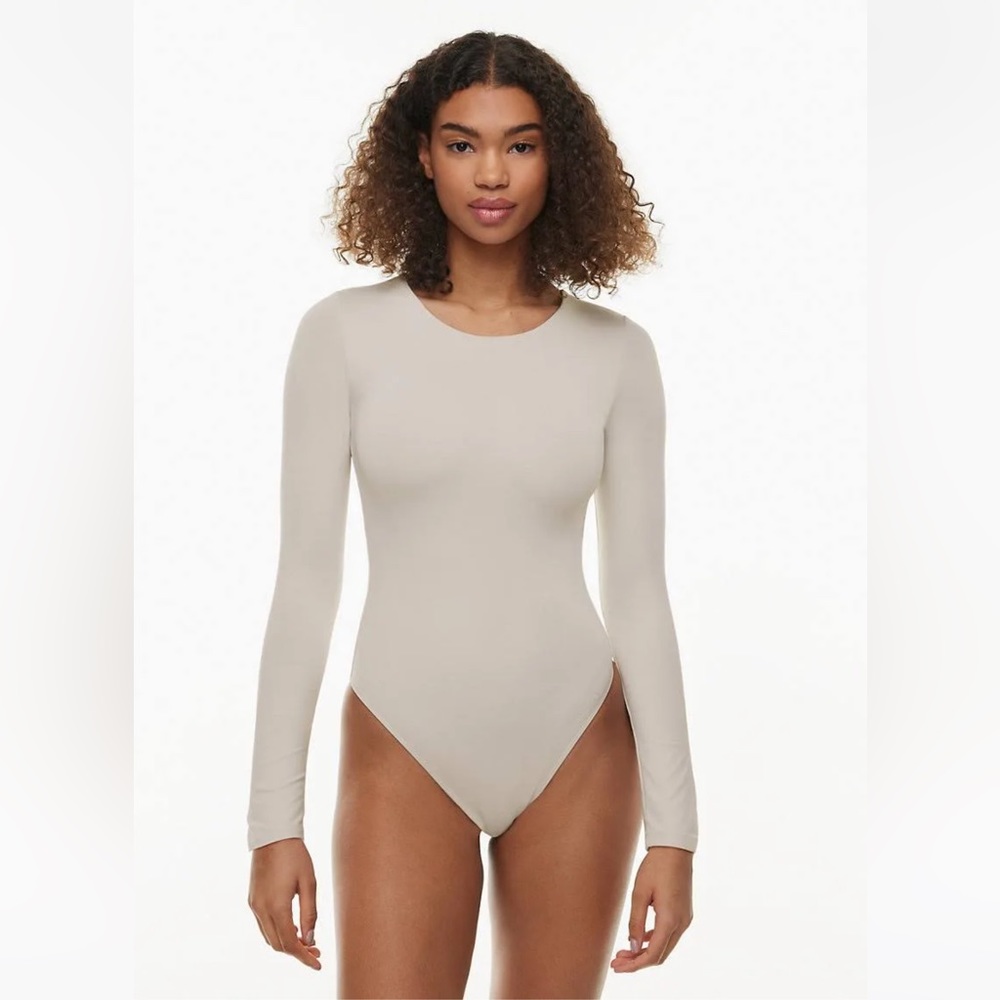 NWT Aritzia Long sleeve contour bodysuit size small in matte pearl